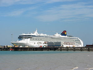 300px-Cruise_ship_Star_Virgo_berthed_at_Fort_Hill_Wharf船.jpg